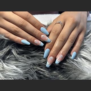 Tiệm nails tại Perh ngay trạm xe lửa cần tuyển thợ 